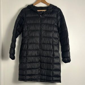 TNA Aritzia Long Black Hooded Puffer Jacket Women’s size extra small little puff
